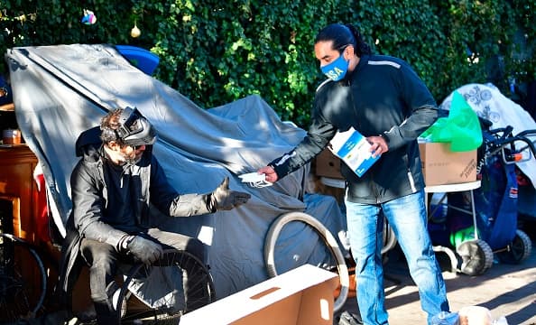 El sheriff anunció que este martes, el Equipo de Servicios de Alcance para Personas sin Hogar Evaluará y clasificará las condiciones y grupos de personas que viven en el campamento con el fin de desarrollar un plan de acción.