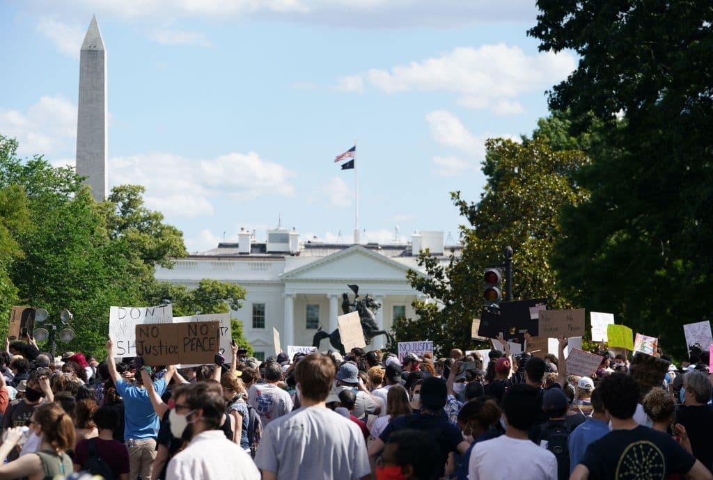 Manifestantes se concentran en las cercanías de la Casa Blanca el 31 de mayo de 2020.