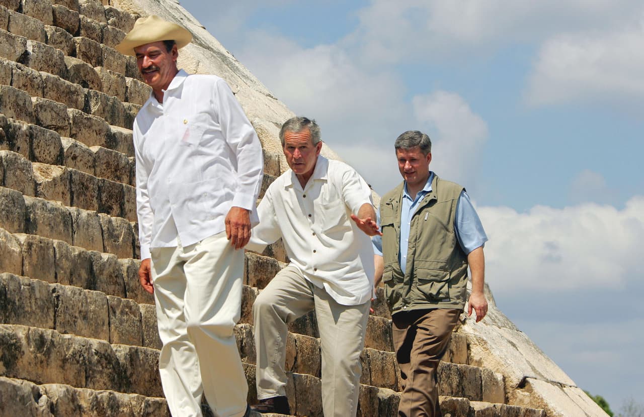 <b>Cancún, Quintana Roo. México (marzo 2006) </b>
<br>
<br>
<b>Vicente Fox</b>
<br>
<b>Stephen Harper</b>
<br>
<b>George W. Bush</b>
<br>
<br>Al año siguiente fue la segunda de estas reuniones, esta vez Fox invitó a sus homólogos a la península de Yucatán y allí visitaron juntos las espectaculares ruinas mayas.
<br>