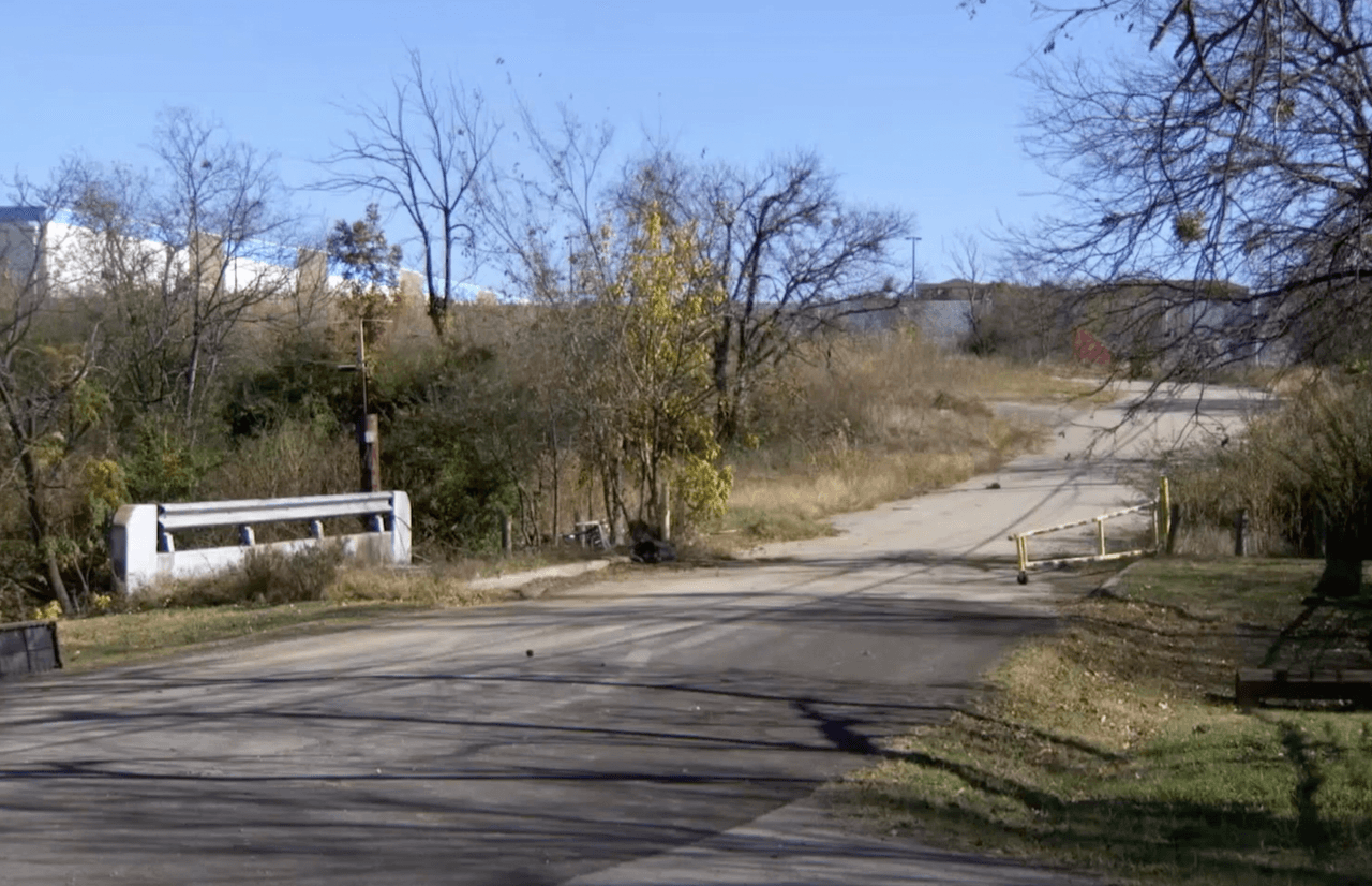 Carmen no regresó de su trabajo en una gasolinera de Balch Springs el viernes en la noche. El sábado la Policía de Dallas encontró su cuerpo en un lote baldío de la calle Dwight.