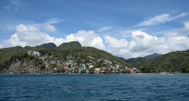 En
<b>St. Lucia</b> los hermosos cerros de origen volcánico Gros y Petit Pitons hacen de esta isla del Caribe Oriental una de las más distinguidas de un mar conocido por su belleza. Además de las montañas, existen playas doradas, exuberantes bosques, volcanes y manantiales de azufre que puedes encontrar en esta isla de las Antillas Menores.
<br>