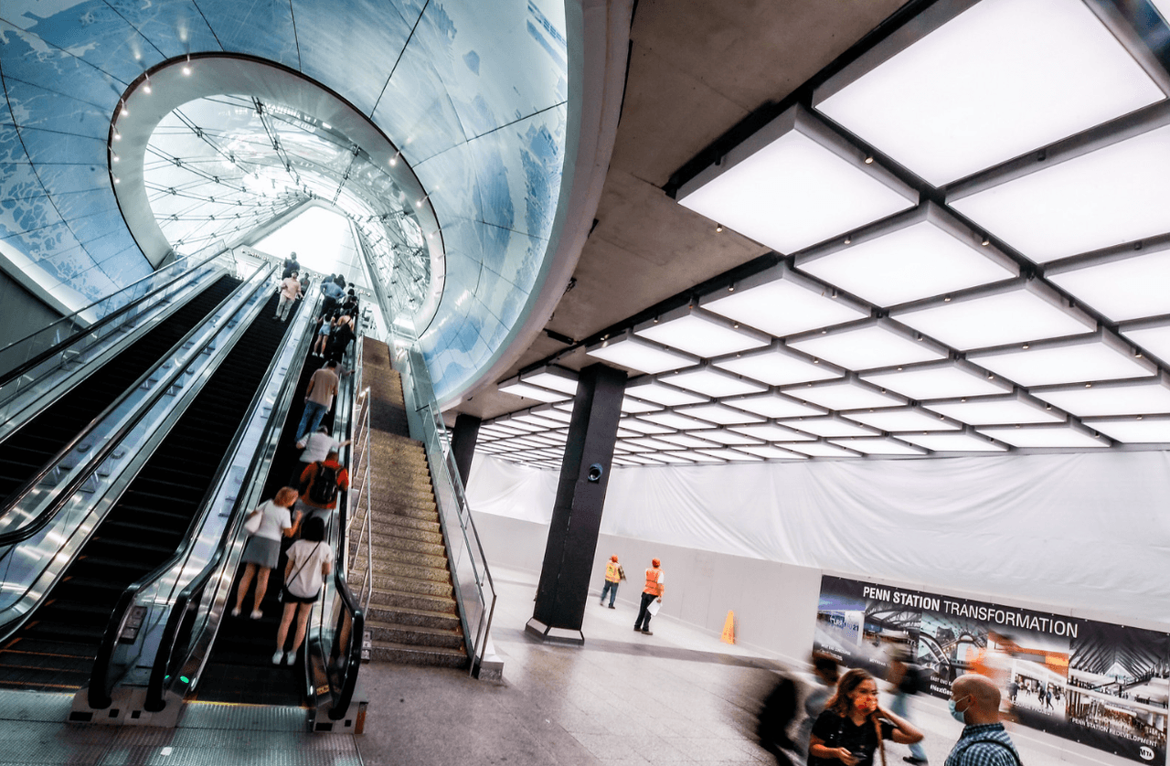 La Autoridad de Transporte Metropolitano (MTA, por sus siglas en inglés) presentó
<b> la primera sección del nuevo gran techo</b> en el Vestíbulo de Long Island Rail Road (LIRR) de Penn Station.