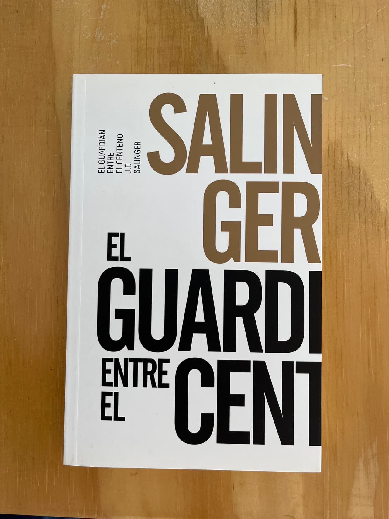 'El guardián entre el centeno' de J.D Salinger, ha sido blanco de la censura desde su publicación en 1951, su lenguaje provocador, el abordaje de la sexualidad y mostrar problemas de adolescentes ha hecho que esta lectura haya sido rechazada desde salones de clases en Tulsa, Pensilvania hasta Washington y extraído de bibliotecas escolares en Ohio y la Florida, por mencionar algunas. Otros clásicos como 'Romeo y Julieta' también han sido motivos de prohibición en el estado gobernado por Ron DeSantis.
<br>