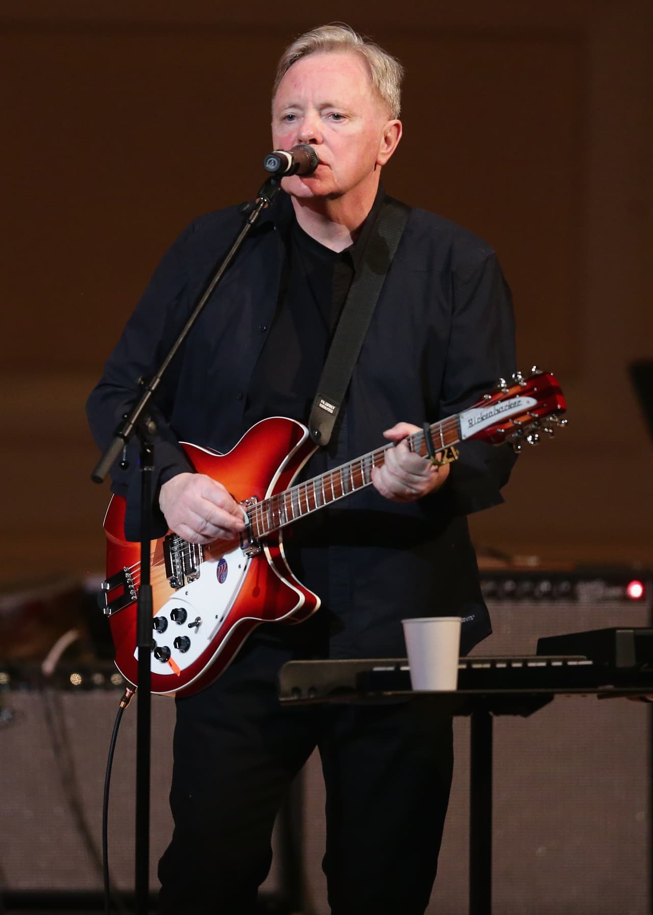 "Hemos perdido a alguien único que no puede ser reemplazado.", dijo el vocalista de la banda New Order.