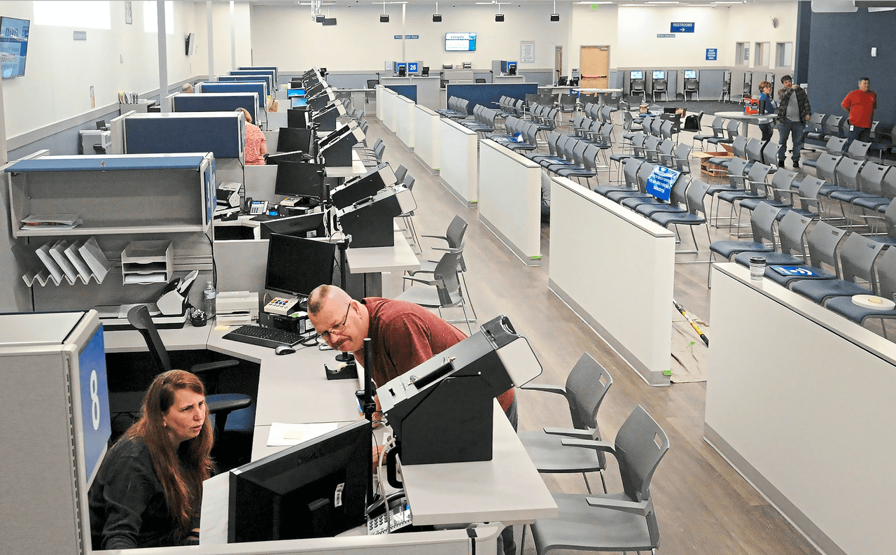 <b>¿Cuales son los requisitos para obtener el REAL ID? </b>Para obtener el REAL ID, tiene que tener 16 años de edad, o más. Estos son los documentos necesarios que debe proporcionar: Un documento de identidad como un certificado de nacimiento o pasaporte de los EE.UU. un documento que contenga su número de seguro social, dos documentos que prueban su residencia, como una factura de servicios públicos, y algo que contenga su firma.