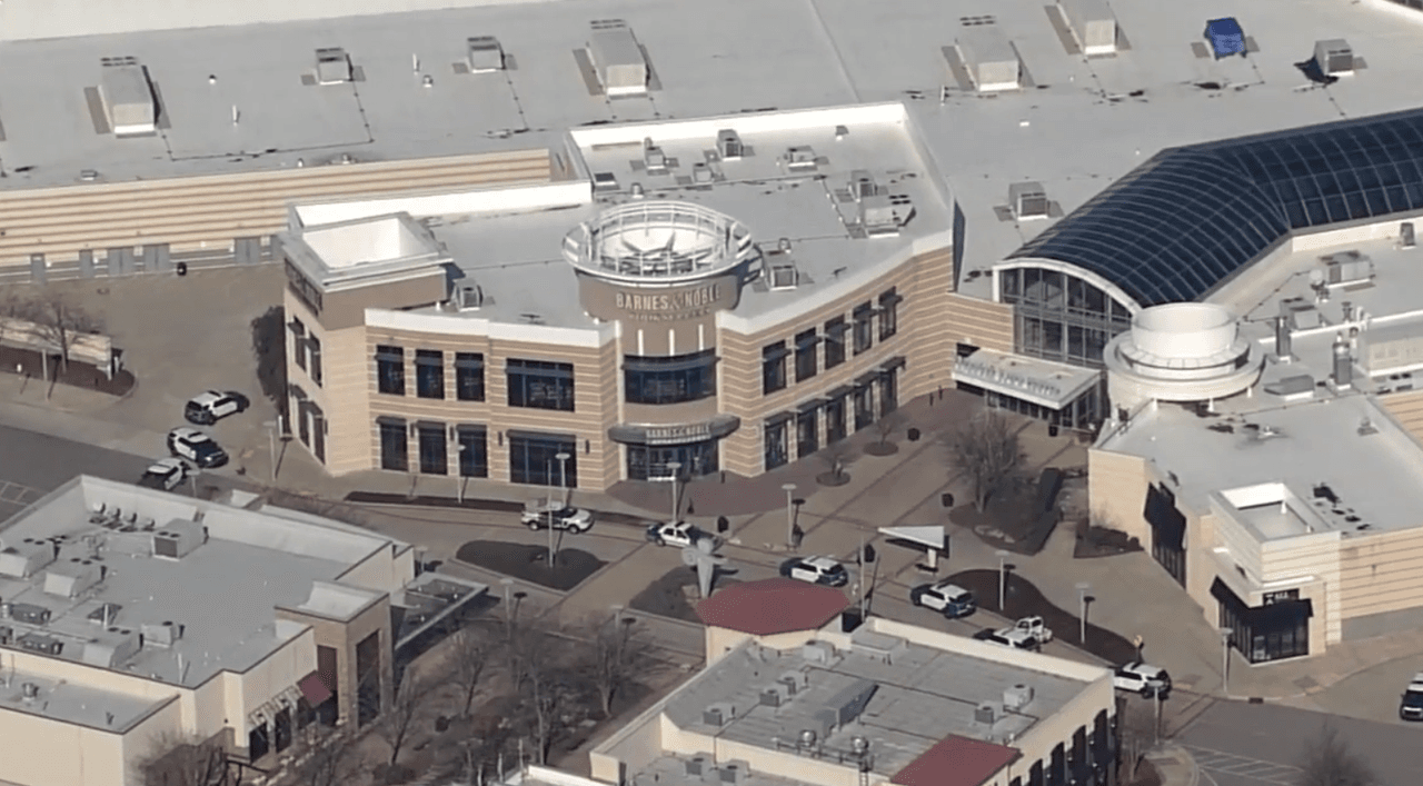 Reportan fuerte operativo policial tras presunto robo en joyería del Triangle Town Center