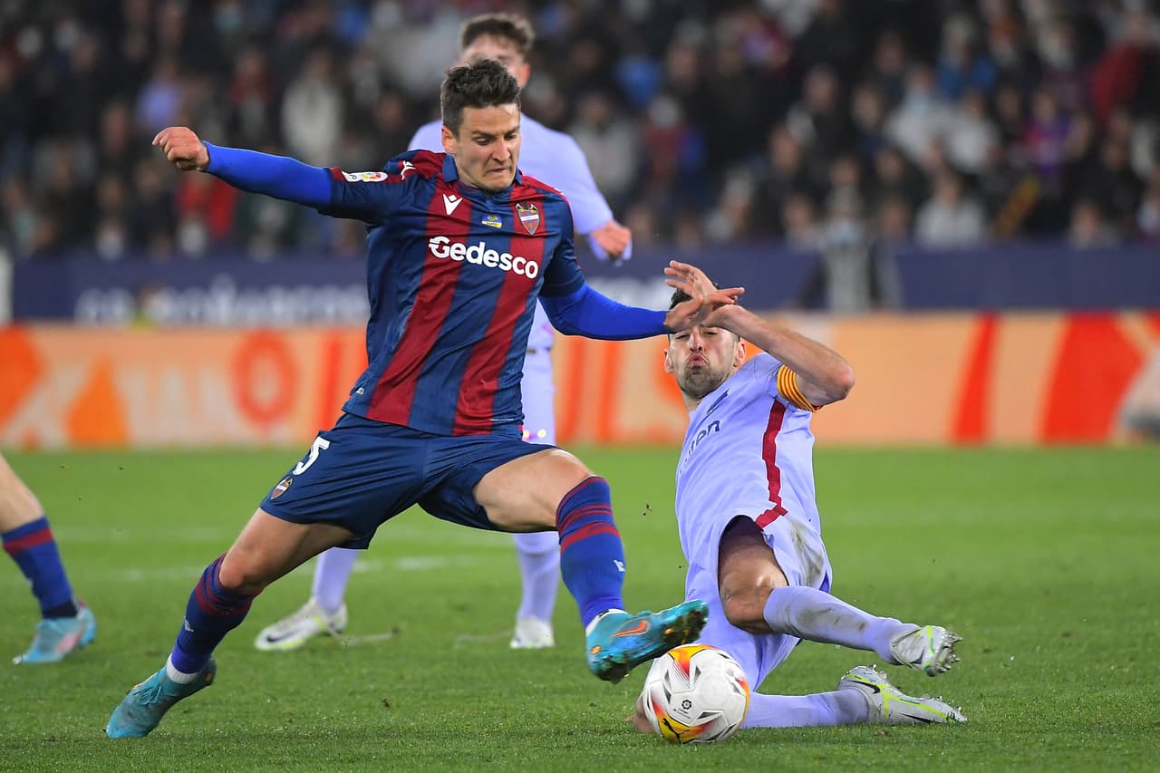 Barcelona venció al Levante con anotaciones de Pierre-Emerick Aubameyang, Pedri y Luuk de Jong; por los locales marcaron Morales y Melero, ambos por la vía del penal. Si bien anotaron dos tantos desde los 11 pasos, los granotas falllaron uno.