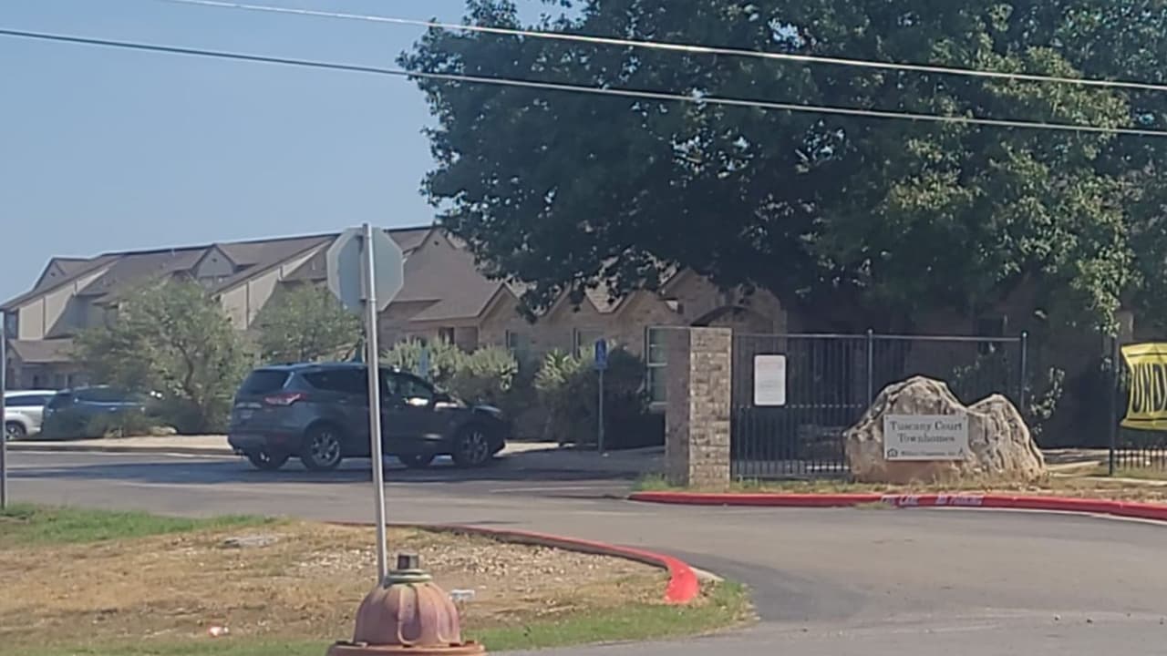 Adolescente apuñala a sus padres y luego es hallado sin vida en Hondo, Texas