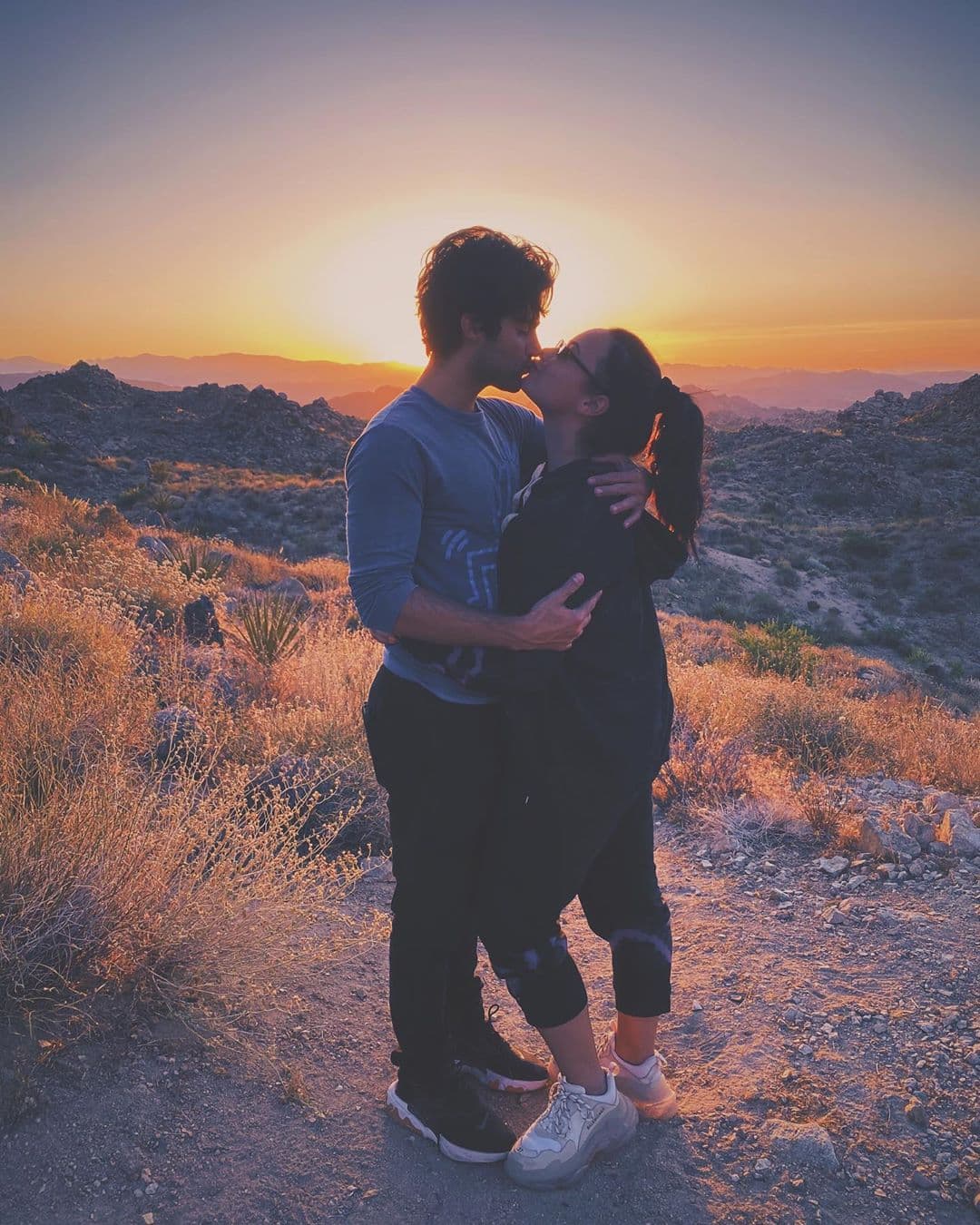 El pasaso 16 de junio la cantante Demi Lovato compartió con sus seguidores una serie de fotografías en las que se le ve disfrutando el "increíble" desierto "mágico" de Joshua Tree.