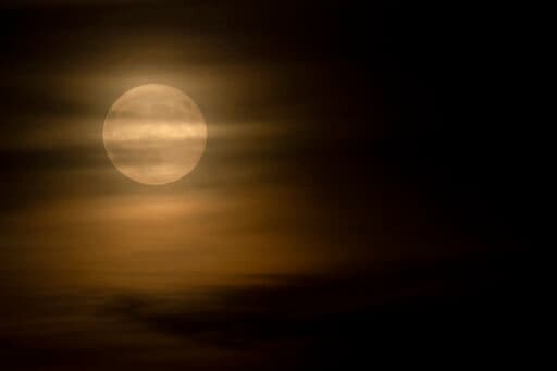 Este fenómeno ocurre aproximadamente cada 2 años y medio. Así la captó este sábado una cámara en la localidad de Graham, estado de Washington.