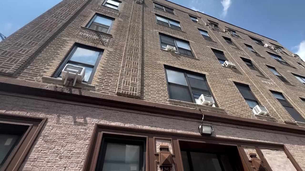 <b>La policía encontró un par de manos en la cocina de la vivienda</b>, así como un arma y parafernalia relacionada con el consumo de drogas.
<br>