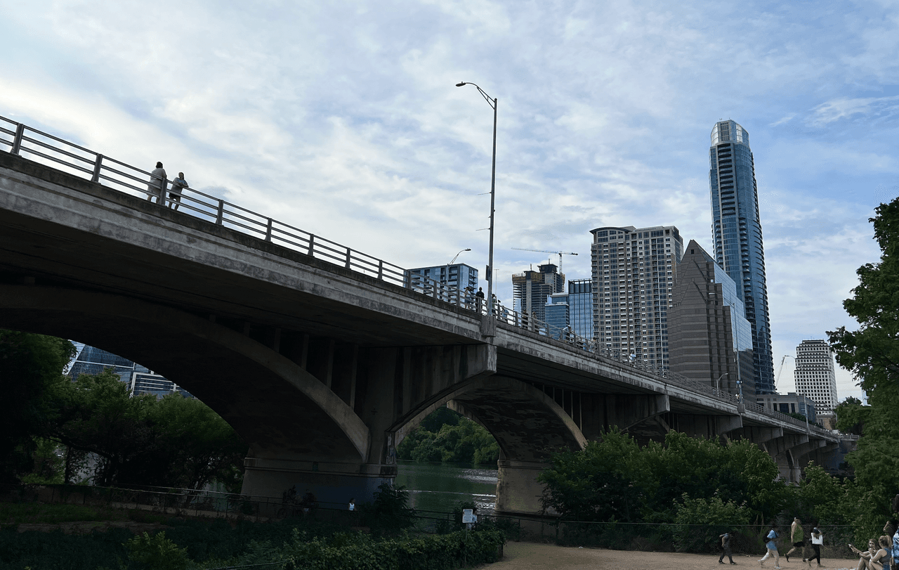 De acuerdo con estadísticas, aproximadamente entre 750.000 y 1.5 millones de murciélagos llaman hogar al puente de Congress Avenue en el centro de la ciudad.