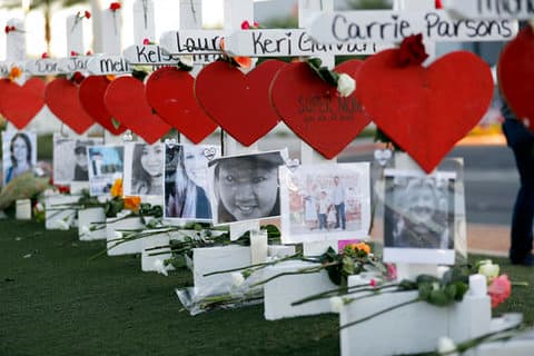 Las autoridades todavía no han ofrecido alguna versión sobre los posibles motivos del ataque cometido por Paddock que dejó también más de 500 personas heridas.