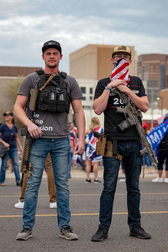 Partidarios del presidente Donald Trump, protestaron también armados frente al Departamento de Elecciones del condado de Maricopa mientras se cuentan los votos en Phoenix.