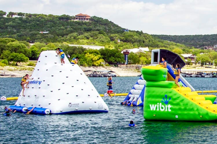 También ofrecen un paseo panorámico en bote a Adventure Island.