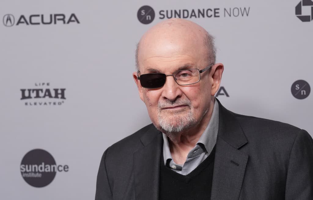 El novelista Salman Rushdie asiste al estreno del documental "Knife: The Attempted Murder of Salman Rushdie" durante el Festival de Cine de Sundance, el 25 de enero de 2026, en The Ray, en Park City, Utah.