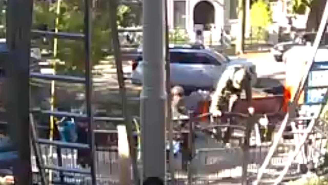 Los agentes brincaron una reja para entrar a la propiedad.