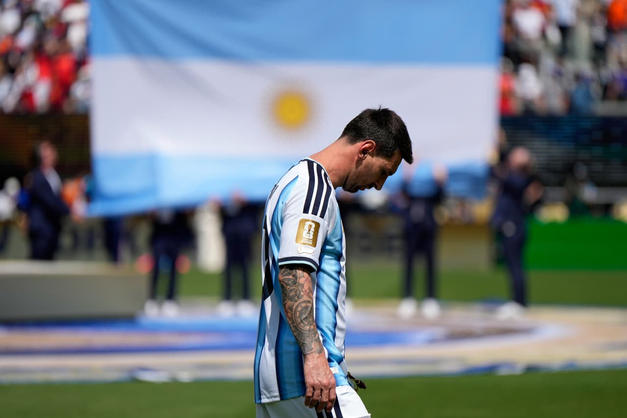 Messi entra al campo al iniciar el partido.