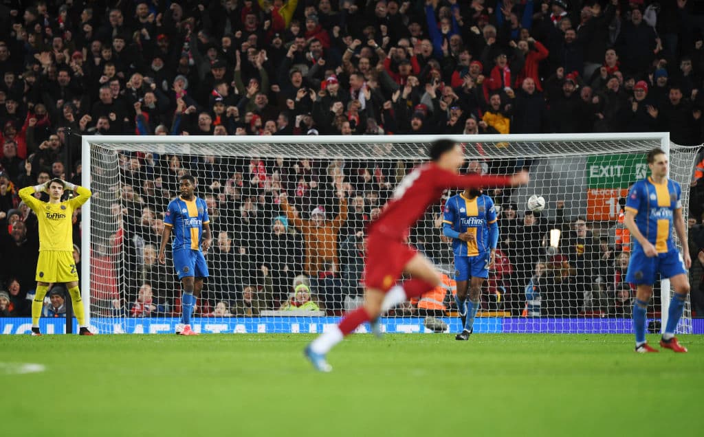 El triunfo llegó al minuto 76 con el autogol de Williams y el Liverpool sigue con vida en el torneo más antiguo del mundo.