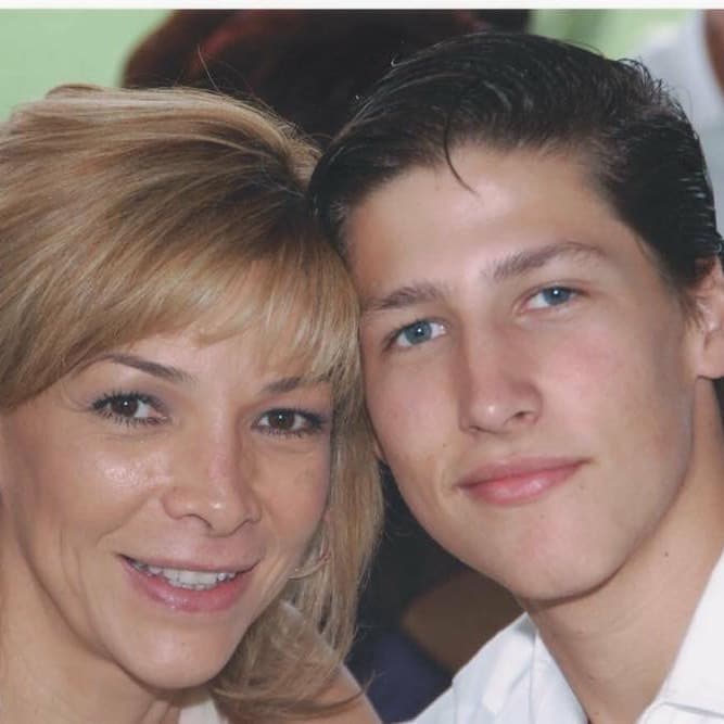 El primero con el que tuvo discordia fue con el mayor, Diego. El actor cortó relación con él desde inicios de 2019 luego de que el joven dijo en algunas entrevistas que su padre era una persona "tóxica".
<br>