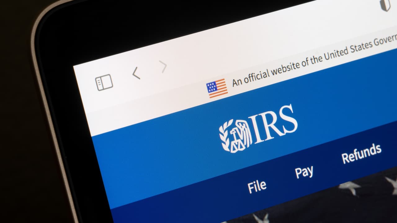 <h3 class="cms-H3-H3">2.- Valida las credenciales del preparador</h3>
<br>
<br>Utiliza el
<a href="https://irs.treasury.gov/rpo/rpo.jsf" target="_blank">Directorio de Preparadores de Declaraciones de Impuestos</a> Federales con Credenciales y Calificaciones Selectas del IRS para
<b>validar las credenciales y verificar las calificaciones del preparador</b>; también sirve para encontrar uno certificado cerca de ti.