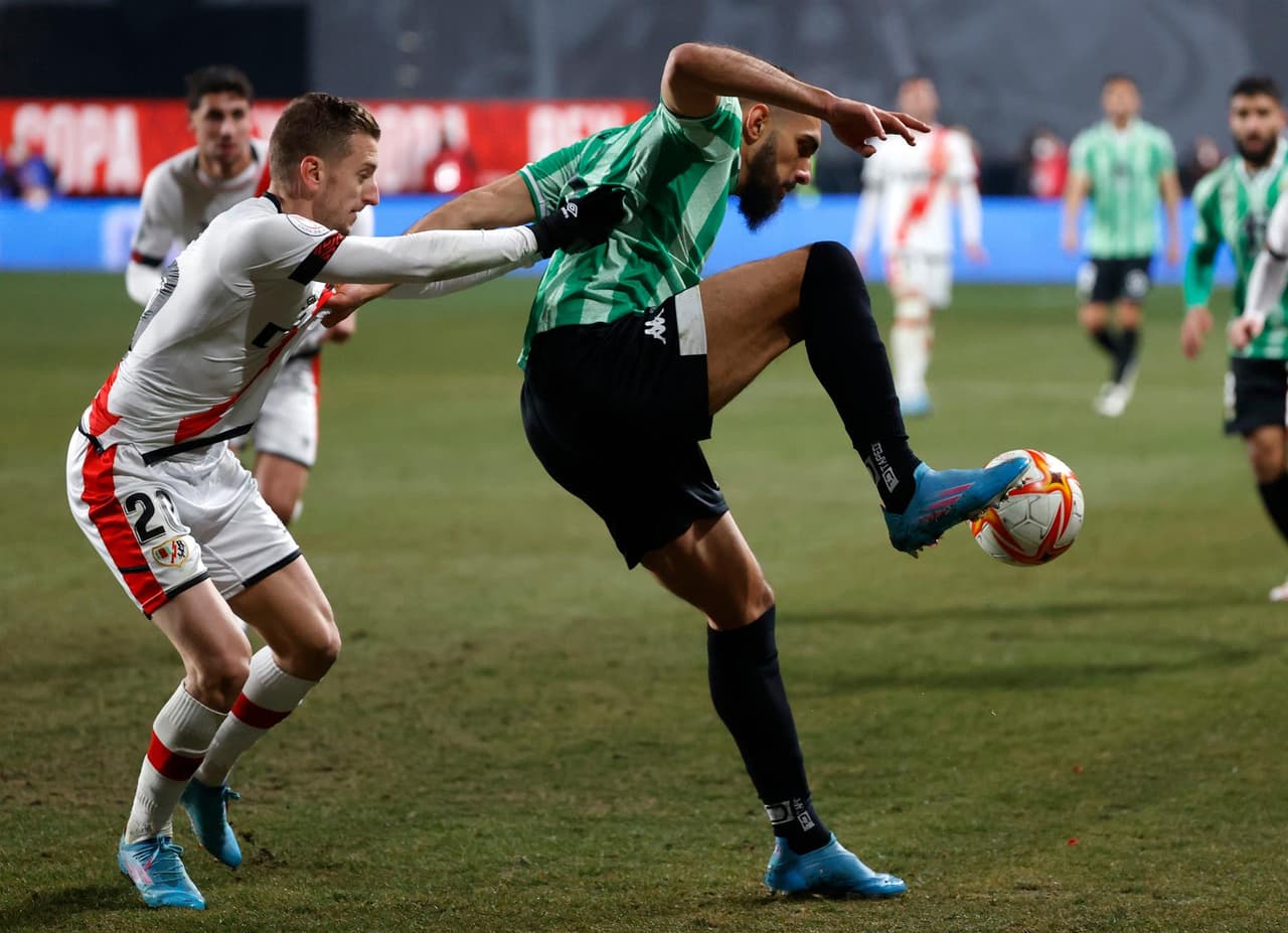Real Betis se lleva la semifinal de ida tras derrotar al Rayo Vallecano 2-1 en la Copa del Rey. Borja Iglesias y Victor Carvalho le dieron el triunfo a la escuadra verdiblanca, mientras que Álvaro García descontó para los locales. Los mexicanos Diego Lainez y Andrés Guardado estuvieron en la banca.