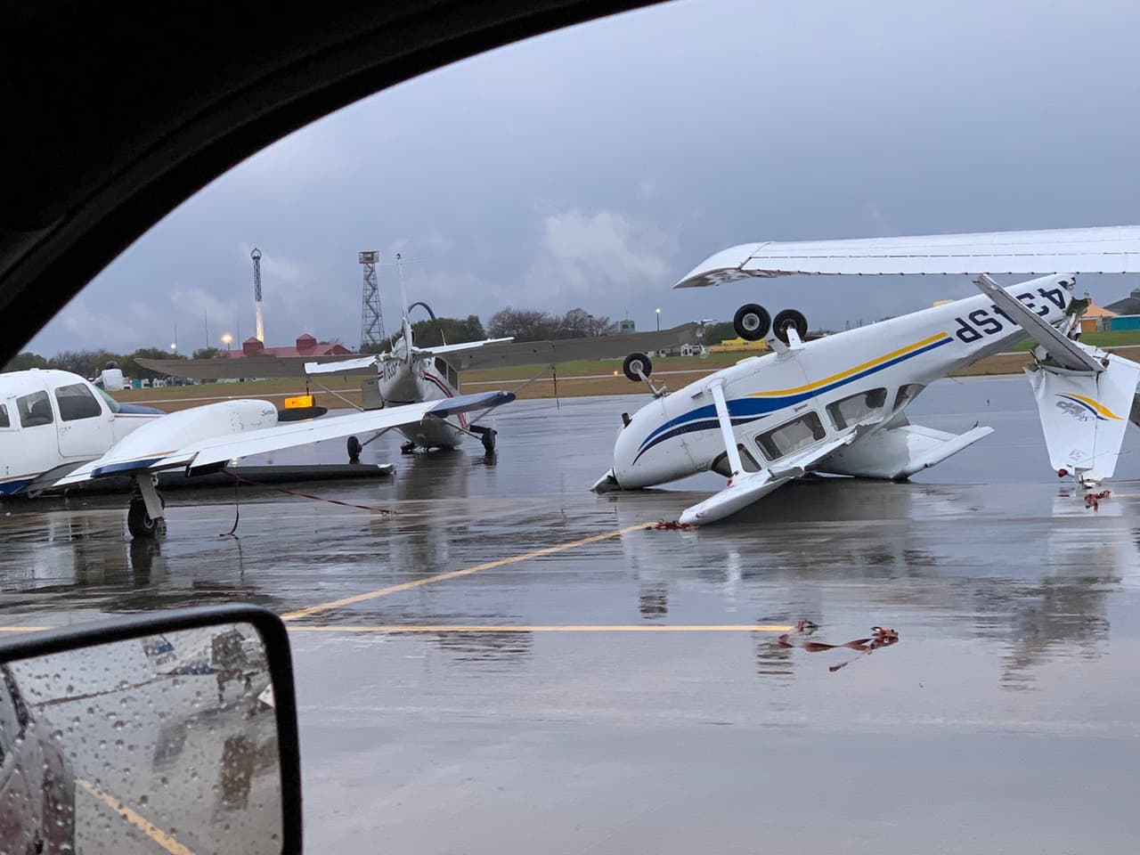 Varios aviones en el aeropuerto de Grand Prairie quedaron virados por la fuerza del viento.