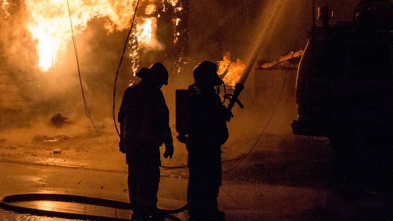 Decenas de personas evacuadas luego de que un incendio arrasara un edificio de apartamentos en Layton