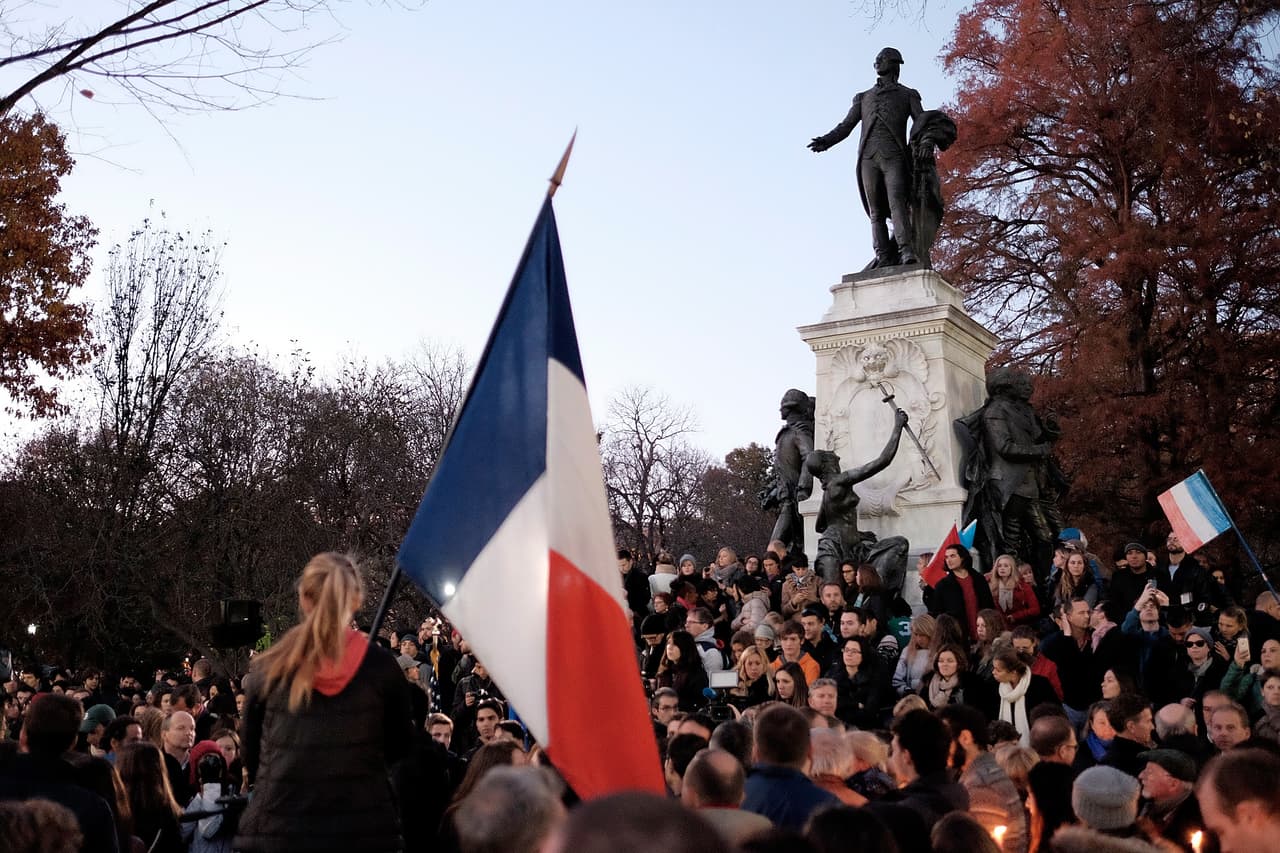 Un grupo frente a la estatua del Marqués de Lafayette, en Washington DC