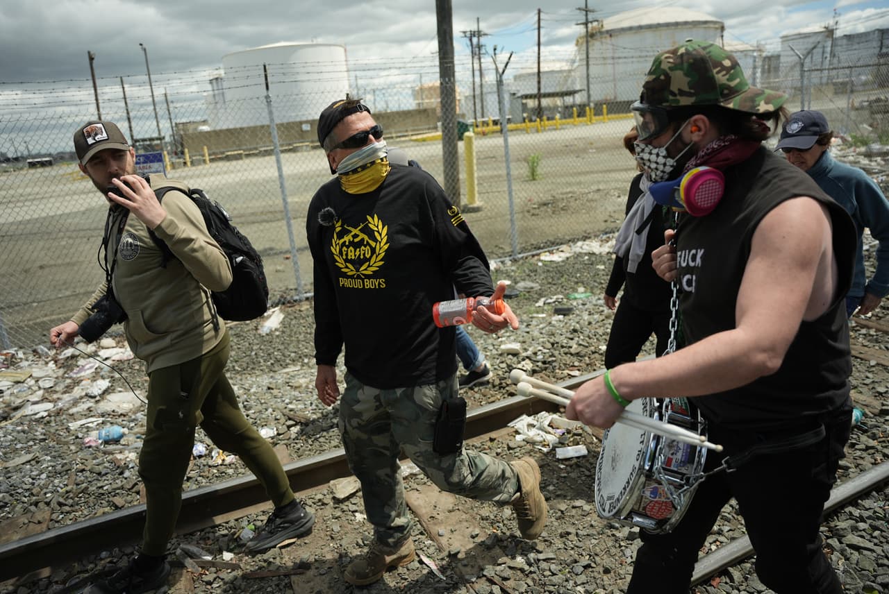 Miembros de los Proud Boys salen seguidos de manifestantes anti-ICE frente al centro de detención Delaney Hall el sábado 30 de mayo de 2026 en Newark, Nueva Jersey.