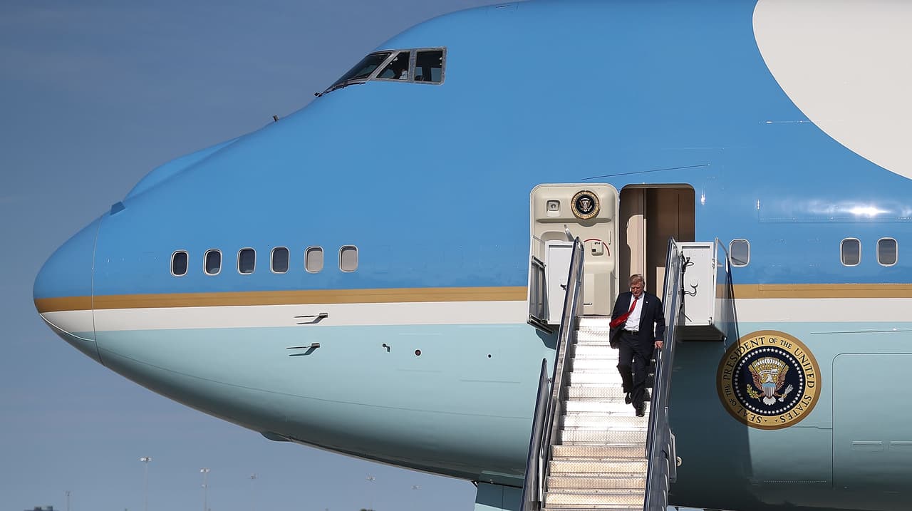 <b>El nuevo inquilino. </b>Donald Trump dejó su avión personal, visto muchas veces durante la campaña, para utilizar el Air Force One, como le corresponde como primer mandatario de EEUU. Febrero 2017.
<br>