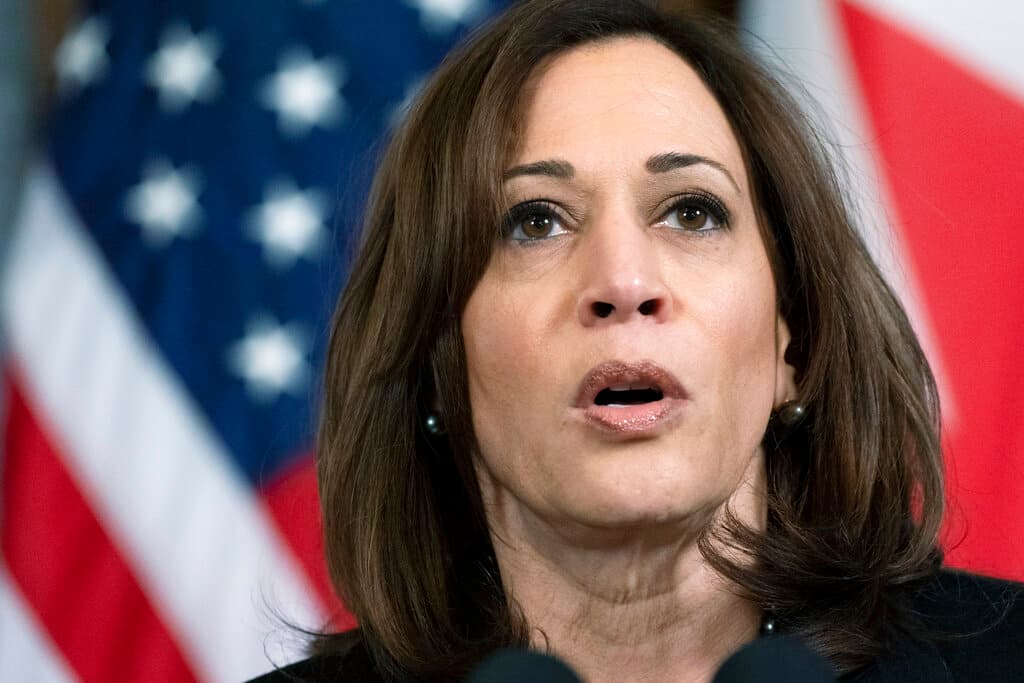 La vicepresidenta Kamala Harris habla durante una reunión con el príncipe heredero y primer ministro de Bahrein, Salman bin Hamad Al Khalifa, el viernes 4 de marzo de 2022.