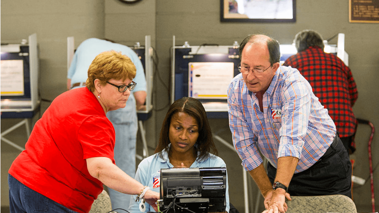 <b>Los supuestos votos ilegales contra Trump</b>
<br>El presidente electo Donald Trump dijo que habría ganado el voto popular si no hubiera sido por "millones de votos de personas que votaron ilegalmente" en su contra. Trump aseguró esto sin ninguna evidencia de sufragio fraudulentos para
<a href="http://www.univision.com/noticias/politica/la-derrota-mas-dolorosa-clinton-agranda-su-ventaja-sobre-trump-a-mas-de-2-millones-de-votos"><b>excusar su clara derrota en popularidad contra Hillary Clinton</b></a>. Lo único que se pudo comprobar en ese sentido fue un rumor falso originado en internet tres días después de la elección.