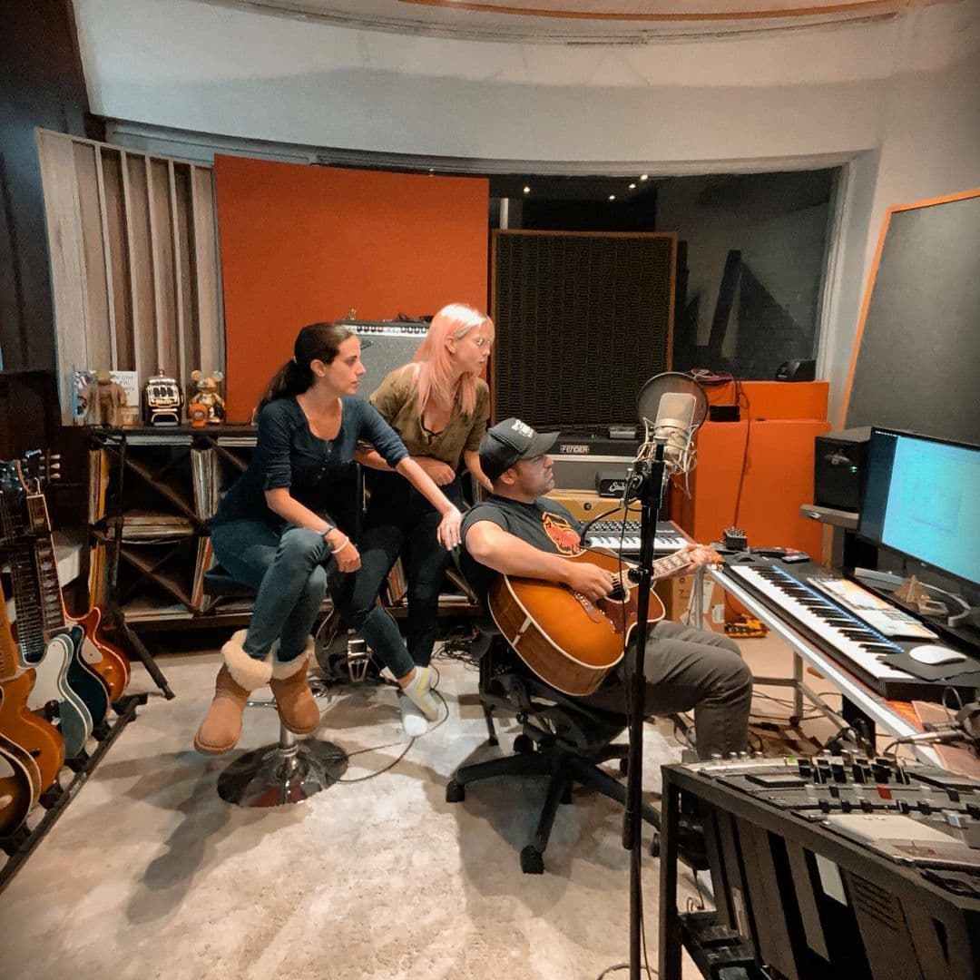 La actuación no es su única pasión, ya que también disfruta de pintar y tiene como propósito grabar música, otro de los sueños que podría cumplir muy pronto.