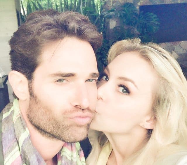 Su relación comenzó oficialmente en septiembre de 2014. Desde ese momento y hasta ahora, los actores han permanecido juntos, conviviendo con sus respectivas familias, viajando y trabajando juntos.
<br>