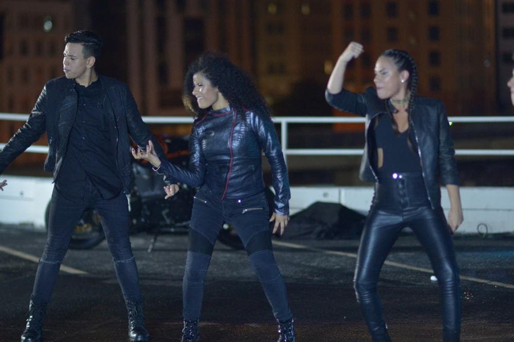 Aimeé se quemó el cabello pero esto no la detuvo en seguir trabajando duro.