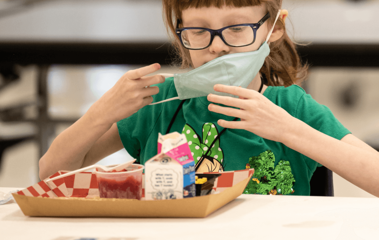 Austin ISD anuncia que proporcionará comidas gratuitas para todos los estudiantes durante el año escolar 2021-22