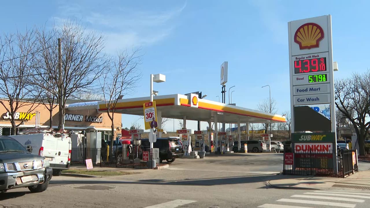 <b>Aumento en el diésel</b>
<br>
<br>El diésel también ha registrado un fuerte incremento. En promedio, el precio ha subido
<b>84 centavos,</b> lo que representa un aumento de
<b>22%, </b>elevando el costo de un galón a aproximadamente
<b>4.60 dólares.</b>