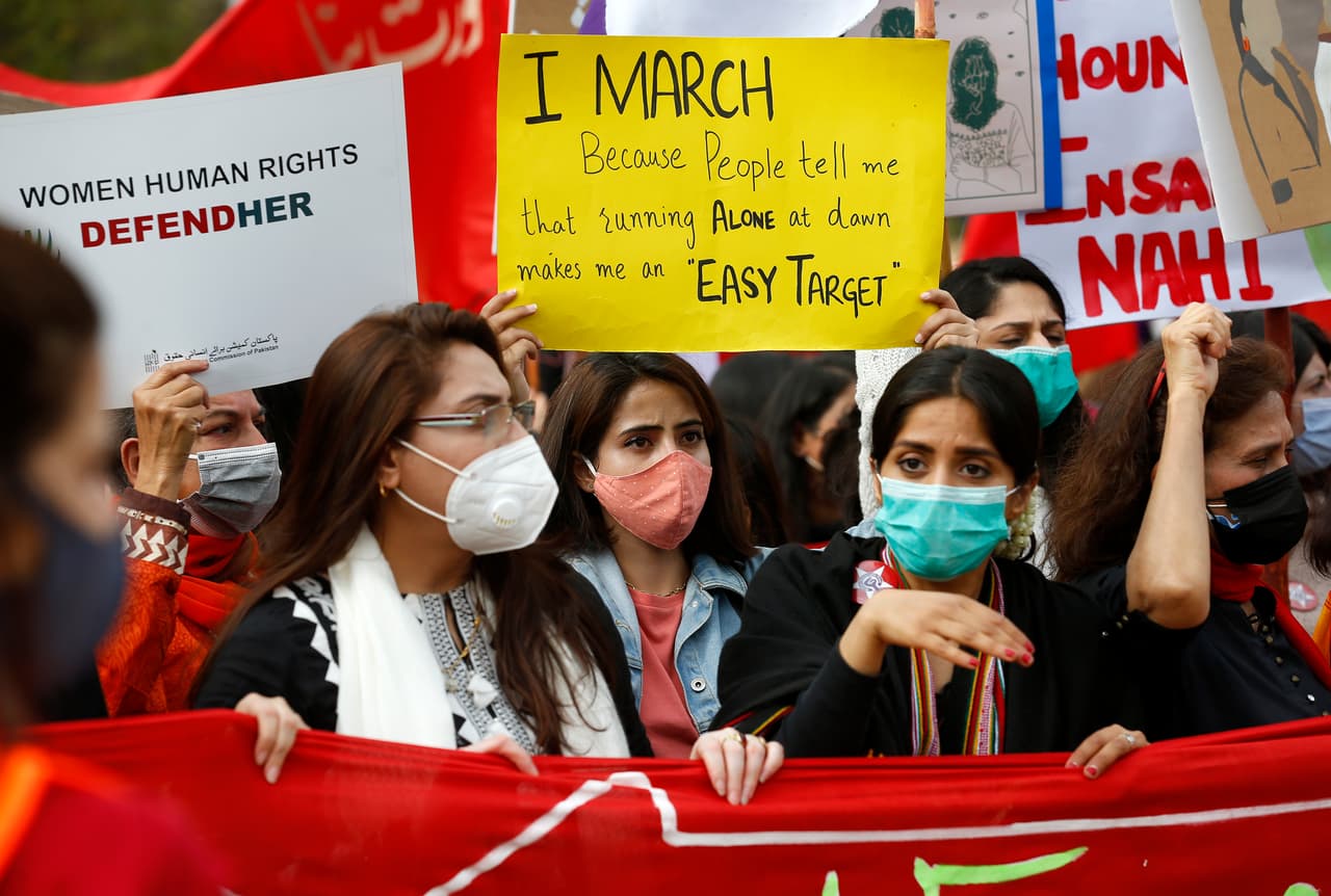 <b>“Marcho porque la gente me dice que andar sola después del atardecer me convierte en un blanco fácil”</b>, un mensaje de la protesta en Islamabad, Pakistán.