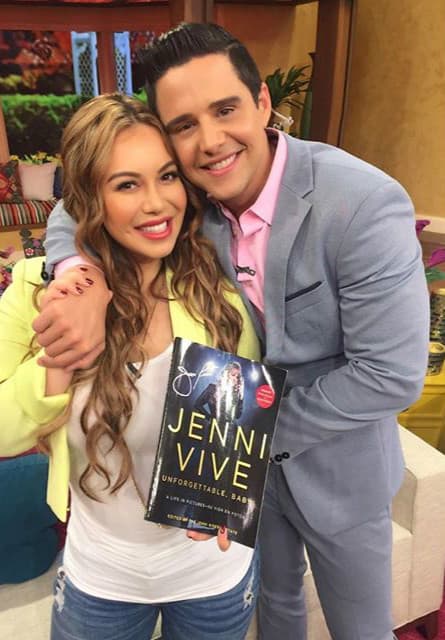 ¡Chiquis presentó el libro de la vida de su mamá! (27 de octubre)