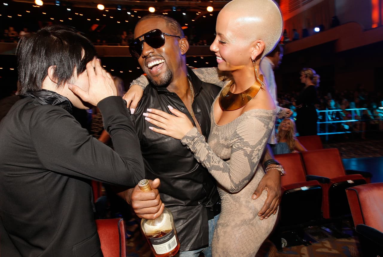 Hace varios años Kanye West lucía así de feliz junto a su novia, Amber Rose.