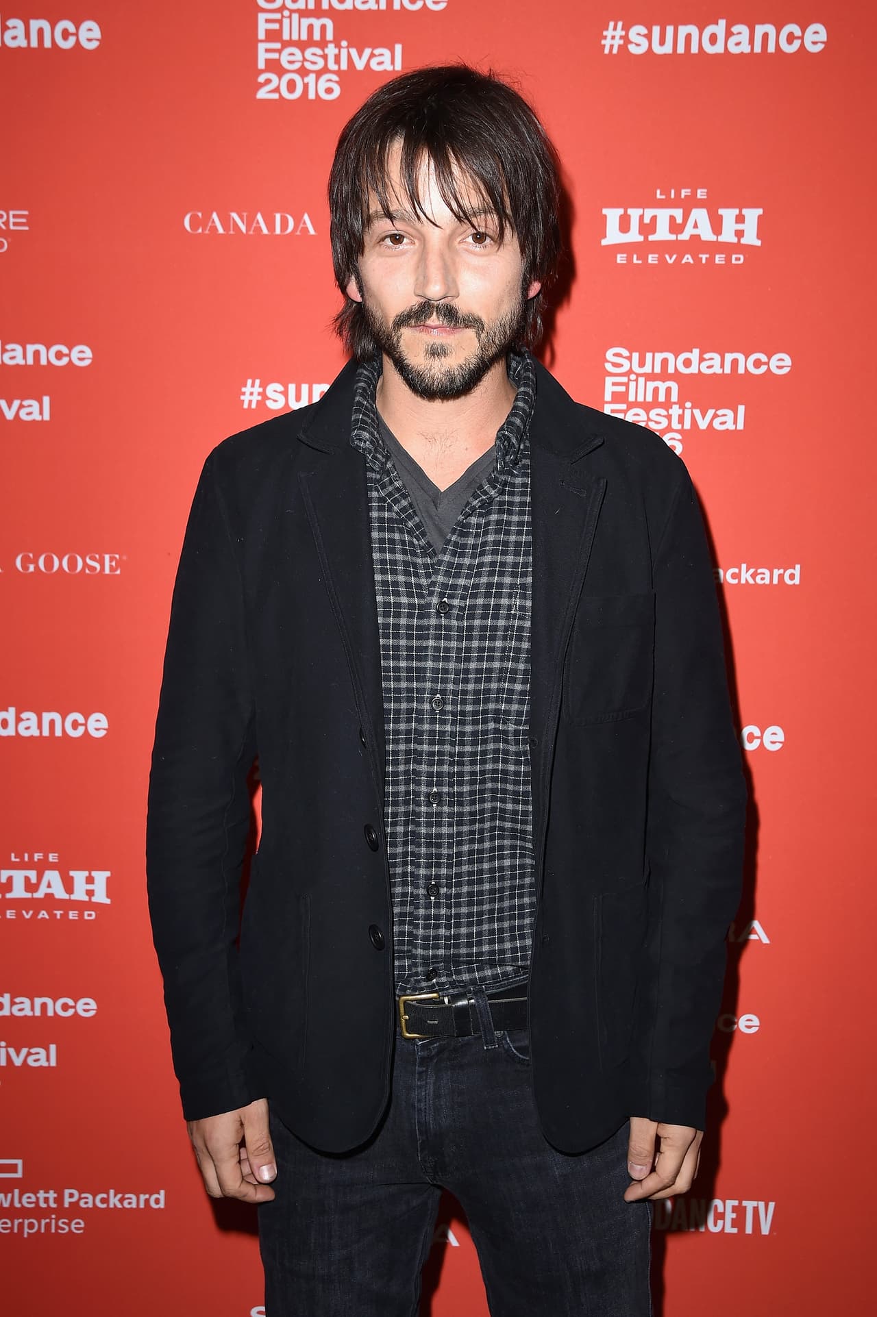 El bello video con Diego Luna para el Día de la Madre