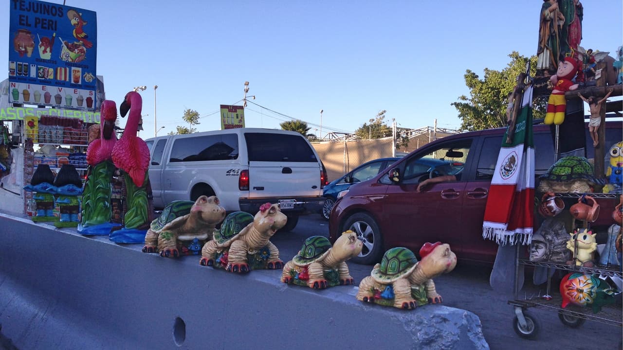 El cruce fronterizo a paso de tortuga.