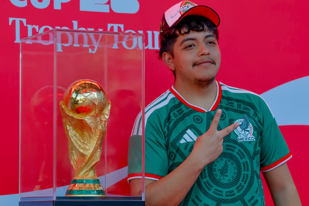 Un aficionado de México posa con el trofeo durante la gira de exhibición de la Copa Mundial de la FIFA en Atlanta