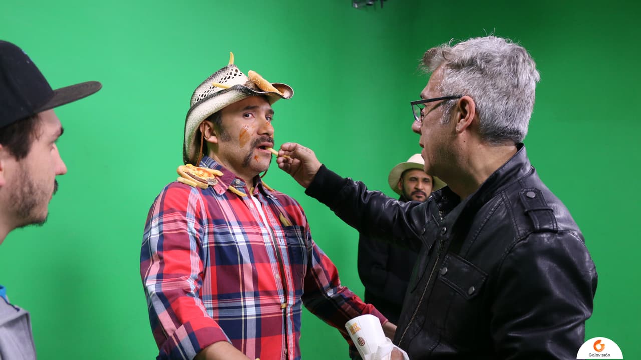 El director José Sierra colocó personalmente algunas papitas en la cara de Luis Manuel.