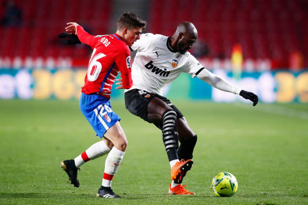 Valencia cayó ante Granada como visitante 2-1 en la jornada 16 de LaLiga. El juego tuvo tres expulsiones en menos de siete minutos. Los goles corrieron a cargo de Kenedy y Jorge Molina, mientras que para los 'ches' descontó Kevin Gameiro.