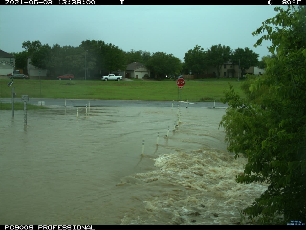 Colton-Bluff Springs Rd at Marble Creek
<br>
<br>Las autoridades reiteran que no es seguro caminar o conducir en aguas de inundación.