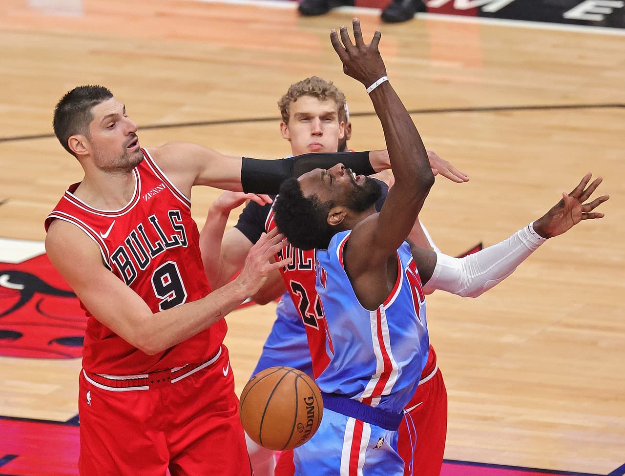 CHICAGO, ILLINOIS - APRIL 04: Nikola Vucevic #9 of the Chicago Bulls fouls Jeff Green #8 of the Brooklyn Nets at the United Center on April 04, 2021 in Chicago, Illinois. NOTE TO USER: User expressly acknowledges and agrees that, by downloading and or using this photograph, User is consenting to the terms and conditions of the Getty Images License Agreement. (Photo by Jonathan Daniel/Getty Images)