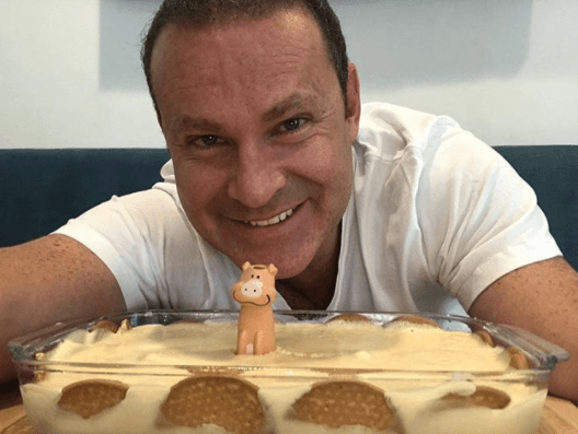 Con un delicioso postre, preparado por su suegrita, Alan Tacher comenzó el festejo por su cumpleaños.