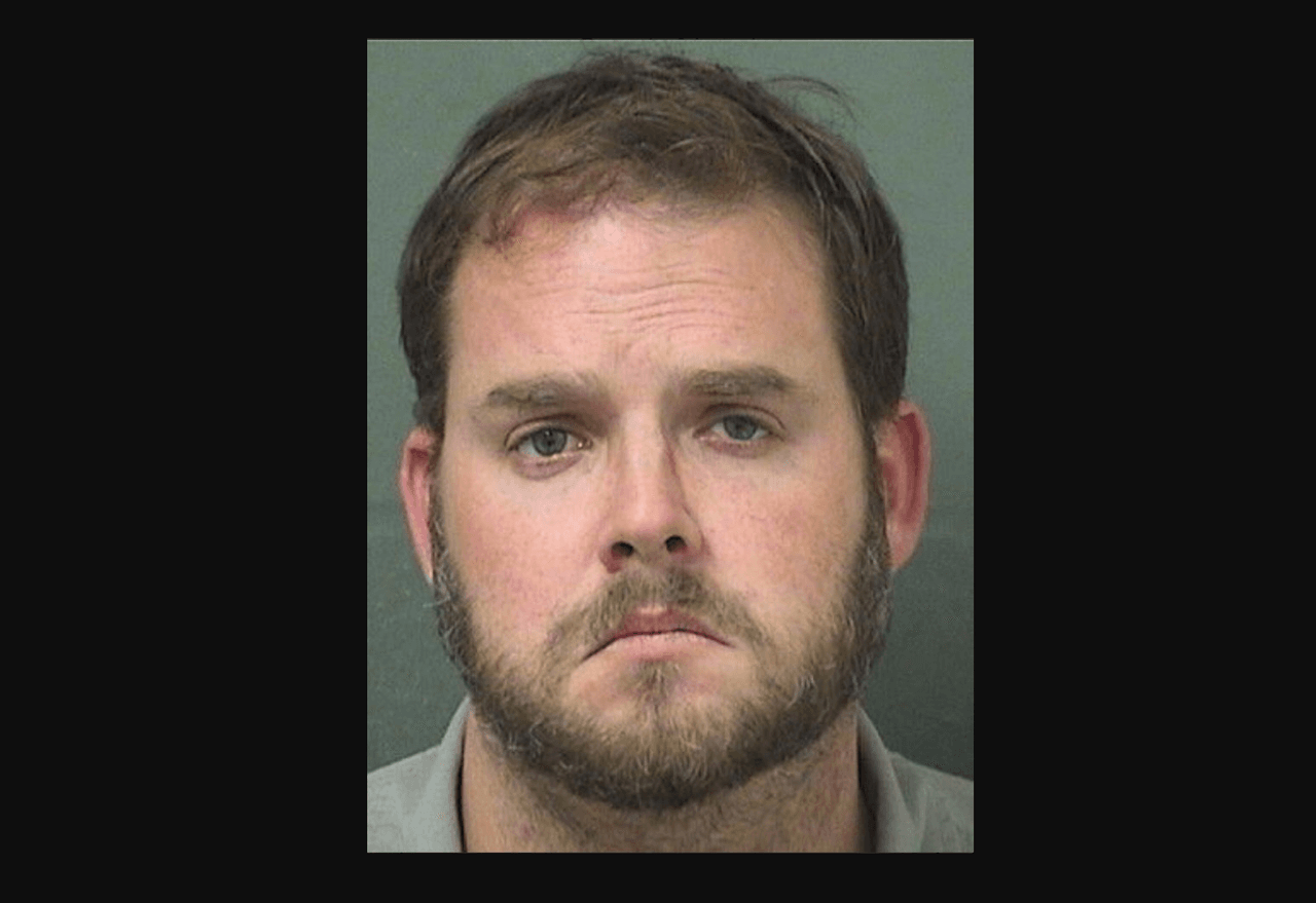 Este hombre esposó a su hijo a una jaula y se negó a darle comida durante 12 horas, dijo la policía